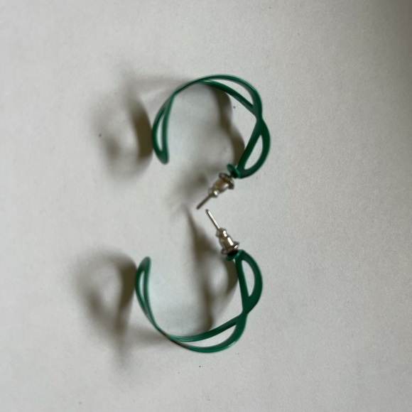 Green fun hoop earrings - Picture 3 of 3